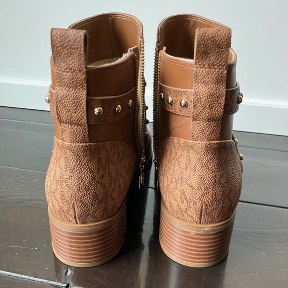 NEW MK Kincaid Leather and Studded Logo Ankle Boot - Picture 4 of 7